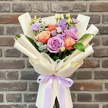 Букет цветов из:  Лизиантусы и Розы в Терском