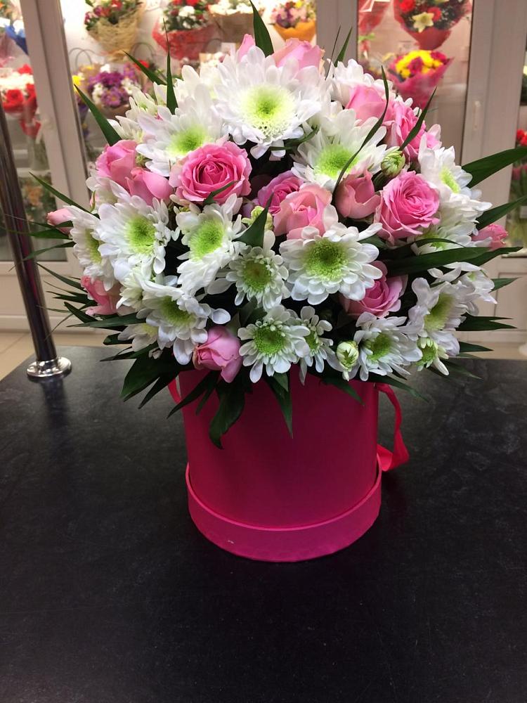 Цветочная композиция из Розы и Хризантемы в шляпной коробке в Терском