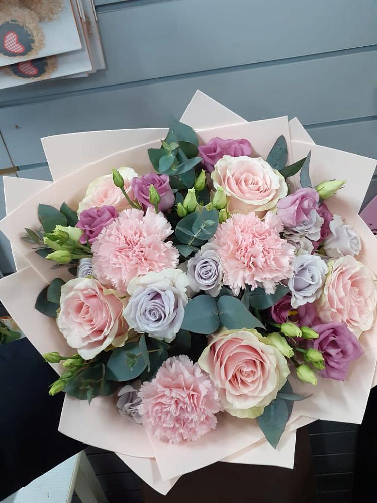 Букет цветов из: Розы, Гвоздики и Лизиантусы в Терском